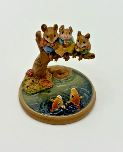 Wee forest folk chums - folk, hangin'